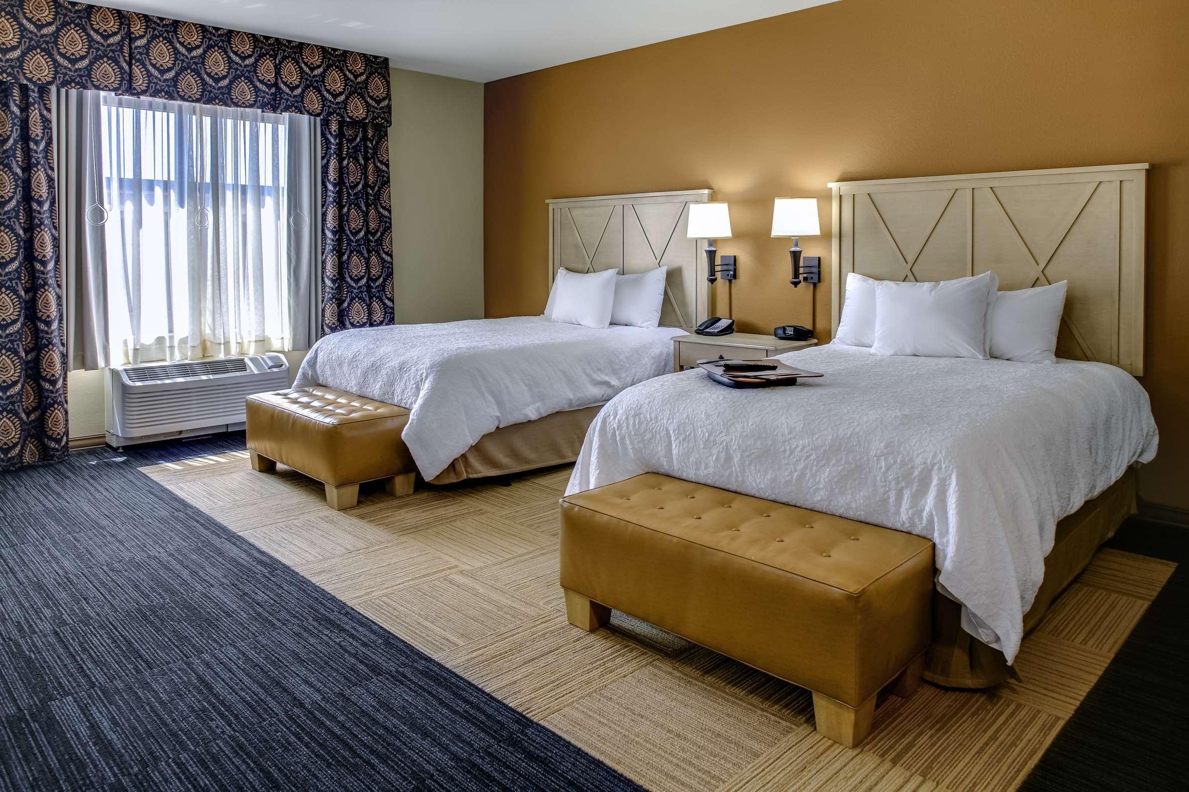 Hampton Inn & Suites Dodge City Boot Hill Casino Exterior photo